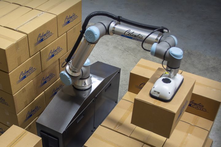 Columbia/Okura miniPAL® collaborative robot lifting boxes