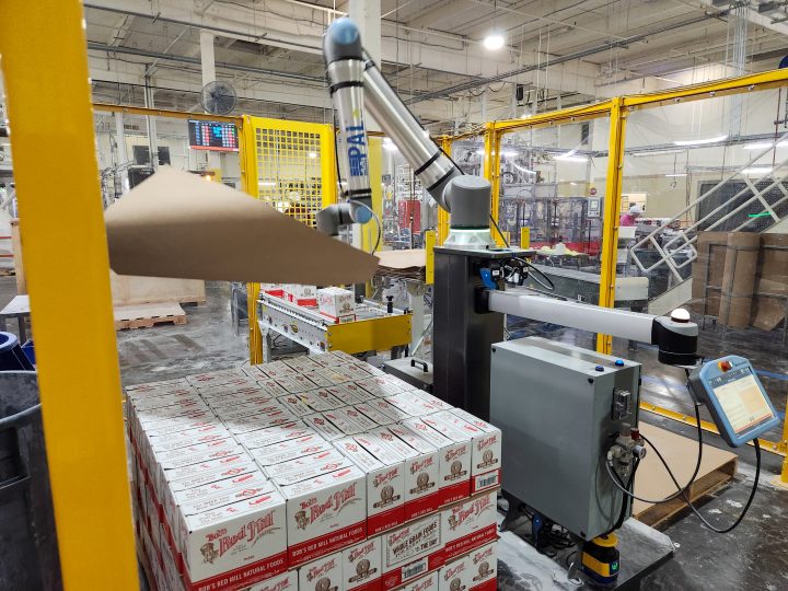 miniPAL+ cobot palletizer placing a sheet on boxes on a pallet